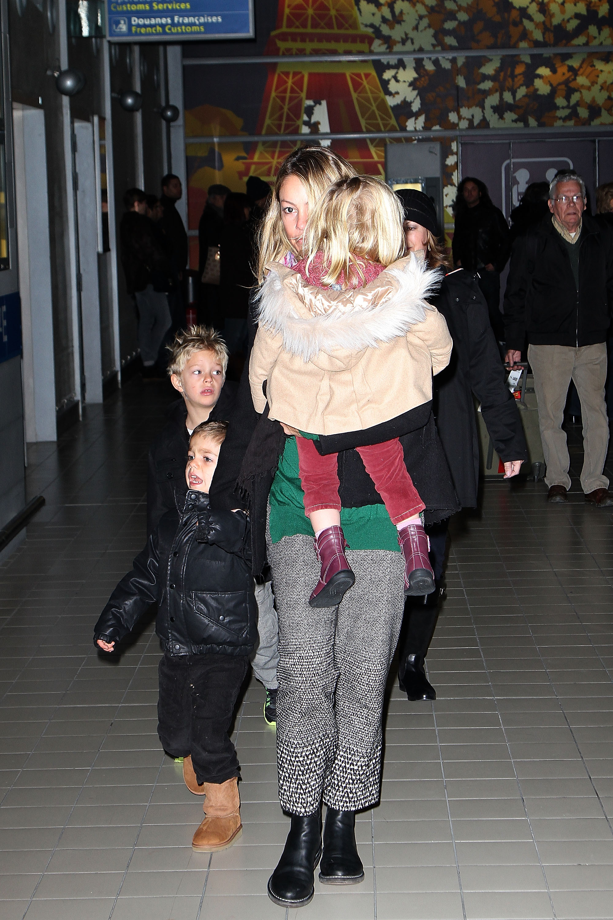Christine Baumgartner, her sons Hayes and Cayden, and her daughter Grace Avery arrive at the Roissy airport on January 15, 2013 in Paris, France | Source: Getty Images